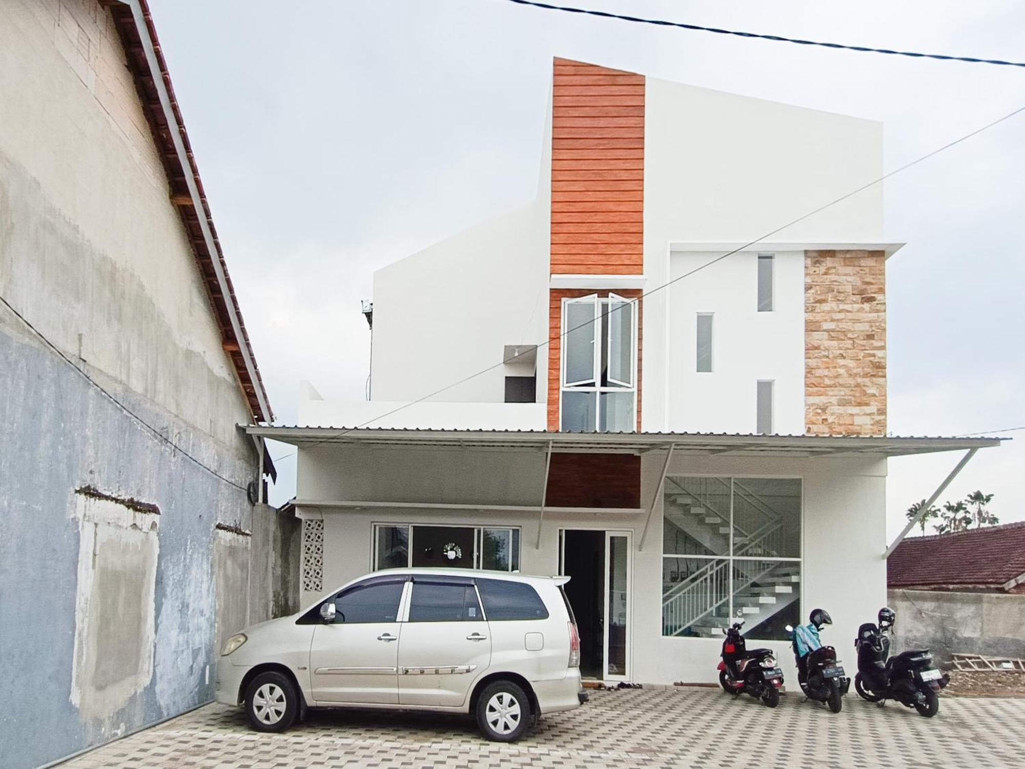 Happy Family Homestay Jember Mitra Reddoorz Bagian luar foto